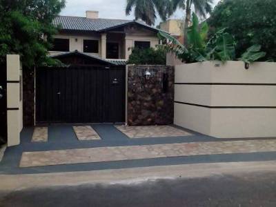 En venta amplia casa en mburucuya sobre stma trinidad
