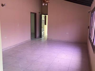 Alquilo casa en barrio san vicente